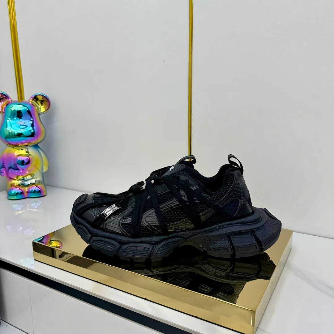 👟👟Ex-factory price 820👟👟 Balenciaga Balenciaga's latest popular 9th generation 3XL Sneaker Spider-Man series, couple's dad shoes, original purchase, development and production. Balenciaga 3XL Sneaker's overall shoe shape draws on the creative ideas of Balenciaga Track and Balenciaga Runner. It is equivalent to removing the outer frame of the Track shoe body while inheriting the streamlined shape and shape of the Runner. Track flat toe, new color matching, the entire shoe body is integrated into the spider binding shoelace design decoration, the exaggerated shape is more prominent. Fabric: original customized imported technical fabric + mesh inner lining: original customized breathable mesh lining. Outsole: original molded 5-layer ultra-light MD combination rubber sole. Bottom thickness: 5CM. Size: 35-45. Original packaging.